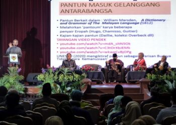 MOHD. Anwar Ridhwan bercakap mengenai bahasa Melayu dalam Forum Antarabangsa pada Simposium Pengantarabangsaan Bahasa Melayu di Dewan Bahasa dan Pustaka (DBP) di Kuala Lumpur, hari ini. - FOTO/FAIZ ALIF AHMAD ZUBIR