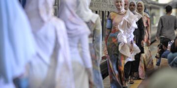 Tudung mahal beri pulangan tambahan kepada wanita. – GAMBAR HIASAN