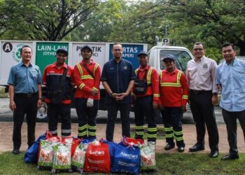 RIZALMAN Mokhtar menyantuni pekerja pembersihan sempena Hari Pekerja Pembersihan 2022 di Bandar Sri Permaisuri, Kuala Lumpur. - UTUSAN/AFIQ RAZALI