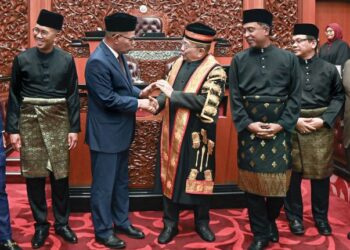 Yang Dipertua Dewan Negara, Tan Sri Dr. Rais Yatim (tengah) beramah mesra dengan Ketua Setiausaha Pakatan Harapan (PH), Datuk Seri Saifuddin Nasution Ismail selepas upacara mengangkat sumpah jawatan Senator di Bangunan Parlimen, semalam.