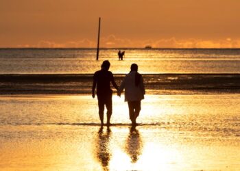 PASANGAN suami-isteri perlu sama-sama menggalas tanggungjawab bagi memastikan rumah tangga mereka sentiasa damai dan bahagia. – UTUSAN/ASWAD YAHYA