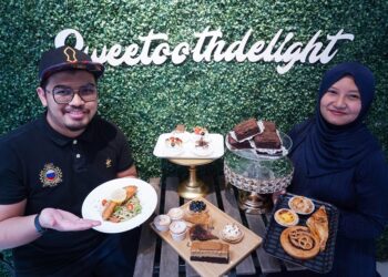 Noor Izwan Mohamad Said (kiri) bersama isterinya, Farah Hannan Ramli menunjukkan antara hidangan utama untuk pelanggan yang terdapat di kafe Sweetooth Delight Savanna Southville City Dengkil. -MINGGUAN/FAUZI BAHARUDIN