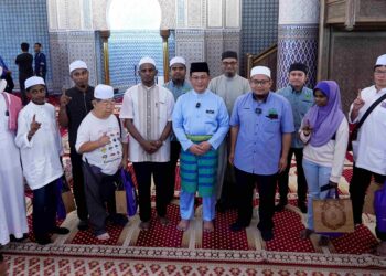 MOHD Na'im Mokhtar (tengah) bergambar bersama saudara baharu selepas memimpin bacaan syahadah bagi menyempurnakan pengislaman saudara baru pada majlis syahadah di Masjid Negara hari ini. -UTUSAN/FAUZI BAHARUDIN