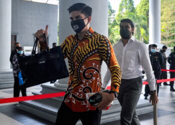 SYED Saddiq Syed Abdul Rahman hadir  bagi perbicaraan kes  pertuduhan berkaitan pecah amanah dana Angkatan Bersatu Anak Muda (Armada) berjumlah RM1 juta dan pengubahan wang haram di Kompleks Mahkamah Kuala Lumpur hari ini. -UTUSAN/MOHD FIRDAUS MOHD JOHARI