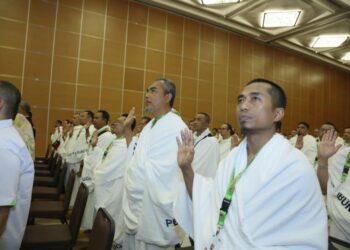SERAMAI 160 petugas haji Lembaga Tabung Haji Musim Haji 1444H/2023M berlepas ke tanah  bagi membuat persediaan awal untuk menyantuni jemaah haji Negara.  Keberangkatan semua petugas dilakukan secara berperingkat menerusi beberapa siri penerbangan sepanjang fasa pertama operasi haji tahun ini. - IHSAN TABUNG HAJI