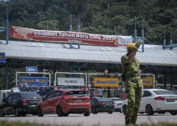 Aliran trafik mula meningkat di Lebuh Raya Pantai Timur (LPT) menjelang sambutan Tahun Baharu Cina dan cuti persekolahan ketika tinjauan di Plaza Tol Gombak pada 29 Januari 2022.- UTUSAN FAIZ ALIF AHMAD ZUBIR