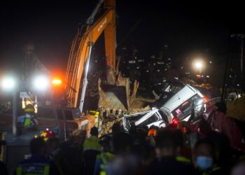 Mangsa-mangsa yang mati tertimbus dalam kejadian tanah runtuh di Taman Bukit Permai, Ampang semalam tidak sempat melarikan diri.