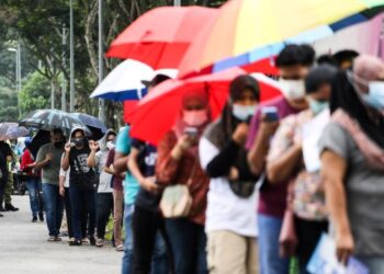 Penulis meluahkan rasa simpati apabila melihat orang ramai terpaksa beratur panjang untuk ujian penilaian Covid-19, baru-baru ini.
– UTUSAN/AFIQ RAZALI