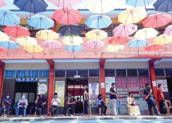 PERATUSAN keluar mengundi dalam kalangan pengundi Cina pada PRU15 baru-baru ini melebihi 98 peratus, manakala pengundi Melayu hanya 61 peratus. – UTUSAN/FAUZI BAHARUDIN