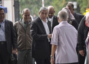 AHMAD Zahid Hamidi tiba di Kompleks Mahkamah Kuala Lumpur untuk menghadiri perbicaraan membela dirinya terhadap 47 pertuduhan iaitu 12 pecah amanah, lapan rasuah dan 27 pertuduhan pengubahan wang haram, membabitkan puluhan juta ringgit dana milik Yayasan Akalbudi (YAB) berjumlah RM65 juta. - UTUSAN/FAIZ ALIF AHMAD ZUBIR