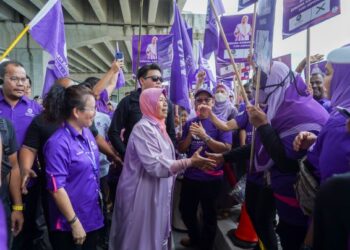 Zuraida Kamaruddin beramah mesra bersama penyokongnya selepas sesi Penamaan Calon PRU15 bagi Parlimen Ampang, baru-baru ini. – FOTO/SHIDDIEQIIN ZON