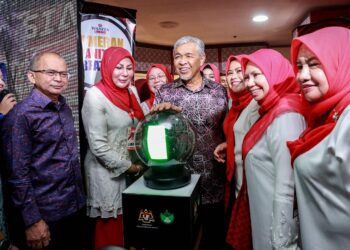 Ahmad Zahid Hamidi merasmikan Hab Usahawan Wanita RISDA sempena Perhimpunan Agung UMNO 2023 di Kuala Lumpur, semalam.