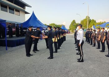 IMRAN Abd. Rahman menyampaikan Sijil Penghargaan kepada anggota dan pegawai sempena Sambutan Peringatan Hari Polis ke-2015 peringkat IPD KLIA, Sepang, Selangor. - UTUSAN/MOHD. HUSNI MOHD. NOOR