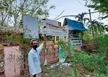 AZMAN Che Ani menunjukkan Klinik Kesihatan Kepala Batas, Kubang Pasu, Kedah,  yang ditutup sehingga mengundang pelbagai masalah kepada penduduk sekitar kawasan itu.