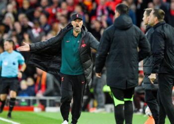 REAKSI Jurgen Klopp ketika Liverpool menentang  Manchester City  dalam perlawanan Liga Perdana Inggeris di Anfield, Ahad lalu.