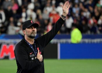 JURGEN Klopp memberi penghormatan kepada penyokong Liverpool. - AFP