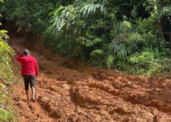 MASYARAKAT Orang Asli berharap Kerajaan Perpaduan dapat menyelesaikan masalah jalan di kawasan perkampungan mereka di Gua Musang, Kelantan. - FOTO/AIMUNI TUAN LAH