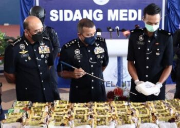 AYOB Khan Mydin Pitchay (tengah) menunjukkan syabu seberat 101.5 kilogram yang dirampas dalam sidang akhbar di IPK Kelantan, Kota Bharu hari ini. - FOTO/ROHANA MOHD. NAWI
