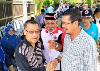 CHE Abdullah Mat Nawi (kiri) bersalam dengan tetamu yang hadir sempena Majlis Kesyukuran di kediamannya di Taman Mimi Wakaf Bharu, Tumpat, Kelantan, hari ini. - FOTO/ROHANA ISMAIL