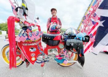 ALAM Saidi Abdullah bersama motosikal Honda C70 yang diperagakan pada Program Pelancaran Bulan Kesenian dan Kebudayaan Parlimen Pasir Puteh, Kelantan, semalam. - MINGGUAN/TOREK SULONG
