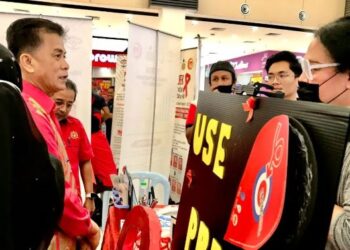 DR. ZAINI Hussin (dua dari kiri) melawat booth tentang pencegahan HIV/AIDS pada Sambutan Hari Aids Sedunia 2022 Peringkat Negeri Kelantan di Tunjong, Kota Bharu, hari ini. - UTUSAN/ ROSLIZA MOHAMED