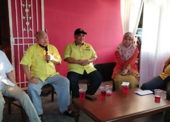 IBRAHIM Ali (dua dari kiri) berucap selepas meninjau masalah bekalan air yang menghantui penduduk di Kampung Hutan Chengal, Pasir Mas, Kelantan. - FOTO/YATIMIN ABDULLAH