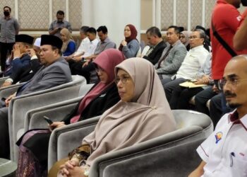 SITI Zailah Mohd. Yusoff (dua dari kanan) ketika menghadiri Majlis Pelancaran Klinik Penyelesaian Tunggakan Kes Pusaka Peringkat Negeri Kelantan di Kota Bharu, Kelantan, hari ini. - FOTO/MUSTAQIM MOHAMED