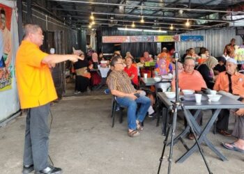 MOHAMAD Sabu (kiri) ketika menyampaikan ceramah pada Majlis Fundraising Jamuan Laksa Menuju PRU15 di Kota Bharu, Kelantan semalam. - FOTO/MUSTAQIM MOHAMED