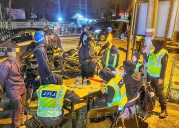 ANGGOTA JPJ melakukan pemeriksaan Ops TBC di Jalan Pasir Hor, Padang Enggang, Kota Bharu, Kelantan. - FOTO/IHSAN JPJ