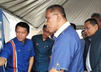 TAKIYUDDIN Hassan (kanan) mendengar taklimat daripada Pengarah Kanan Projek Solar Terapung Danau Tok Uban, Achmat Nadhrain Ibrahim mengenai persiapan akhir pengoperasian solar Danau Tok Uban, Pasir Mas, Kelantan. - FOTO/ROHANA ISMAIL