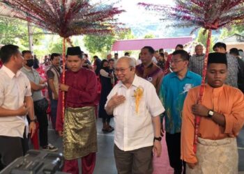 TENGKU Razaleigh Hamzah tiba di SMK Tengku Indra Petra 2 di Gua Musang, Kelantan semalam. - FOTO/AIMUNI TUAN LAH