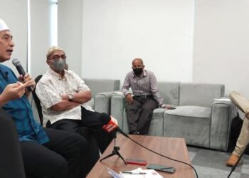HUSAM Musa (kiri) menghadiri sesi dialog bersama pengamal media di Kota Bharu, Kelantan semalam. - FOTO/YATIMIN ABDULLAH