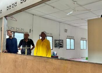 TIGA pelajar pondok menunjukkan surau yang tidak berdinding di Satyatim, Kampung Jerek Baru, Gua Musang, Kelantan. - FOTO/AIMUNI TUAN LAH