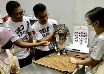 DR. ARHAM Abdullah (tiga dari kiri) memegang kucing yang mendapat perkhidmatan hotel kucing di UMK Pengkalan Chepa, Kelantan, hari ini. - FOTO/ROSLIZA MOHAMED