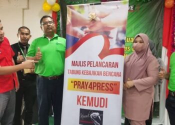 MAJIDAH Ismail (dua dari kanan) menyaksikan majlis pelancaran Tabung Kebajikan Bencana 'Pray4Press' di Econsave Cawangan Kubang Kerian di Kota Bharu, Kelantan. - FOTO/ROSALWANI CHE SOH