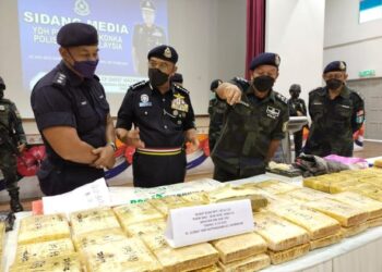 HAZANI Ghazali (dua dari kanan) menunjukkan bungkusan berisi dadah dalam sidang akhbar di IPD Pasir Mas, Kelantan, hari ini. - FOTO/YATIMIN ABDULLAH