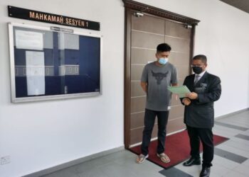 MUHAMMAD Hasif (kanan) bersama anak guamnya meneliti fail kes yang dibawa dalam prosiding perbicaraan kes rasuah di Mahkamah Sesyen Kota Bharu, Kelantan, hari ini. - FOTO/ROSALWANI CHE SOH