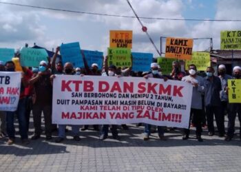 LEBIH 60 bekas pekerja SKMK berkumpul secara aman menuntut bayaran pampasan yang dijanjikan pengurusan syarikat bas itu di Kota Bharu, Kelantan, hari ini. - FOTO/ROHANA MOHD. NAWI