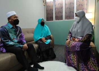 IDRIS Ahmad (kiri) mendengar taklimat yang diberikan oleh Mumtaz Md Nawi berkait dengan operasi Pusat Pembangunan Keluarga Mawaddah Kelantan di Kota Bharu, Kelantan, hari ini. - FOTO/YATIMIN ABDULLAH