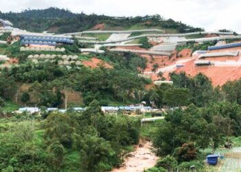 PERKAMPUNGAN Komuniti Orang Asli terdedah hakisan tanah yang boleh mengundang risiko banjir lumpur dan tanah runtuh akibat aktiviti pertanian di Tanah Tinggi Lojing, Gua Musang, Kelantan. - UTUSAN/AIMUNI TUAN LAH