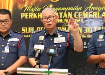 MOHAMMAD Hamdan Wahid (tengah) semasa sidang media selepas merasmikan Majlis Penyampaian Anugerah Perkhidmatan Cemerlang Tahun 2021 dan Sijil Perkhidmatan 30 Tahun JBPM Kelantan di Kota Bharu, Kelantan, hari ini. - FOTO/KAMARUL BISMI KAMARUZAMAN