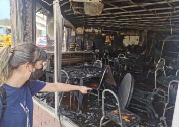 ANNE Liew menunjukkan restoran milik keluarganya yang musnah dalam kebakaran di Jalan Gajah Mati, Kota Bharu, Kelantan, hari ini. - FOTO/ROSALWANI CHE SOH