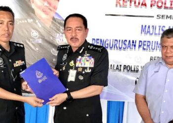 MUHAMAD Zaki Harun (kiri) menyampaikan sijil penghargaan kepada Ketua Polis Daerah Tumpat, Asisten Komisioner Amran Dolah dalam Majlis Anugerah Pengurusan Perumahan Terbaik PDRM di Balai Polis Wakaf Bharu, Tumpat, Kelantan, hari ini. - FOTO/ROSLIZA MOHAMED