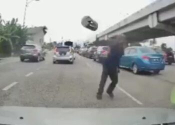 TANGKAP layar yang menunjukkan tindakan seorang lelaki membaling objek ke arah pengguna dari arah Kijang ke Lembah Sireh di Kota Bharu, Kelantan.