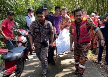 ANGGOTA bomba membawa keluar jenazah mangsa lemas di Lata Goleng, Kampung Sungai Rual, Jeli, Kelantan. -  FOTO/IHSAN BOMBA