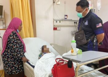 MANGSA (tengah) sedang menerima rawatan di HUSM Kubang Kerian, Kota Bharu, Kelantan, semalam. - FOTO/IHSAN POLIS