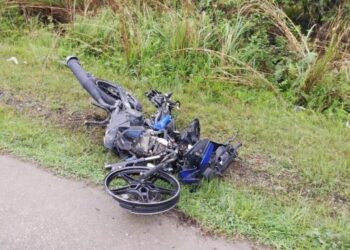KEADAAN motosikal mangsa selepas bertembung dengan sebuah kenderaan SUV di Kilometer 26, Jalan Gua Musang-Kuala Krai, berhampiran Bukit Sejuk di Gua Musang, Kelantan, hari ini. - FOTO/IHSAN POLIS