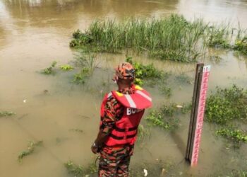 ANGGOTA Bomba Balai Rantau Panjang melakukan tinjauan paras air Sungai Golok yang mula melepasi tahap amaran hari ini.