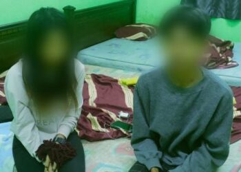 PASANGAN remaja dicekup selepas disyaki berdua-duan oleh JAHEAIK dalam Operasi Ambang 2023 di Kota Bharu, pagi tadi. - FOTO/IHSAN JAHEAIK