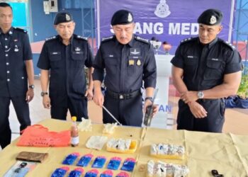 MUHAMAD Zaki Harun (dua dari kanan) menunjukkan pil kuda yang dirampas pada sidang media di IPK, Kota Bharu, Kelantan, hari ini. - FOTO/FOTO ROHANA MOHD.NAWI